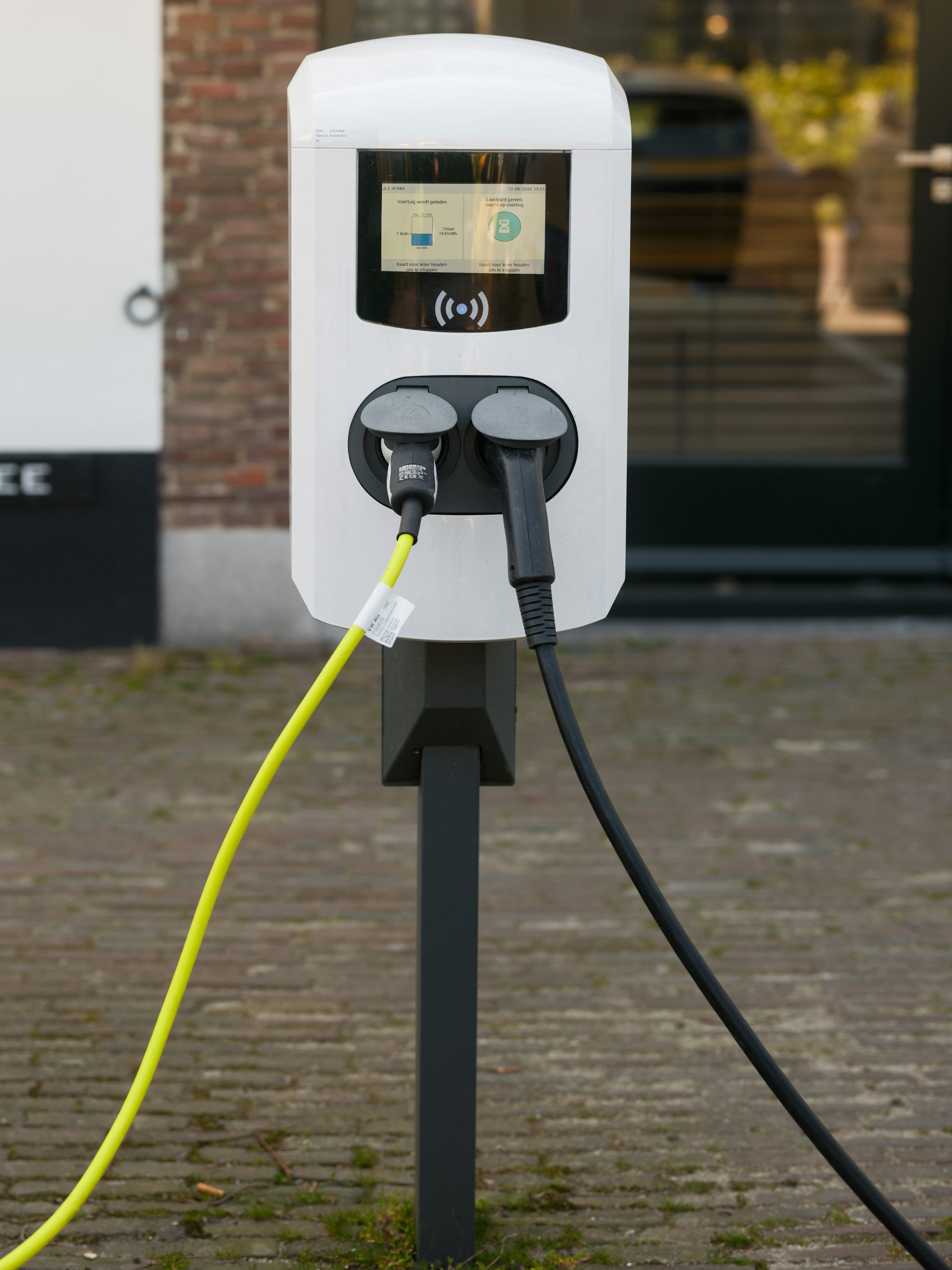 Electric vehicle charging station
